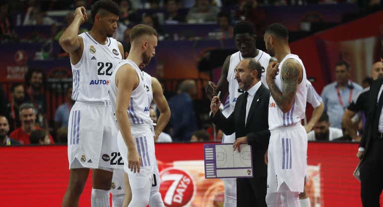 Chus Mateo con la pizarra, da instrucciones a sus jugadores.