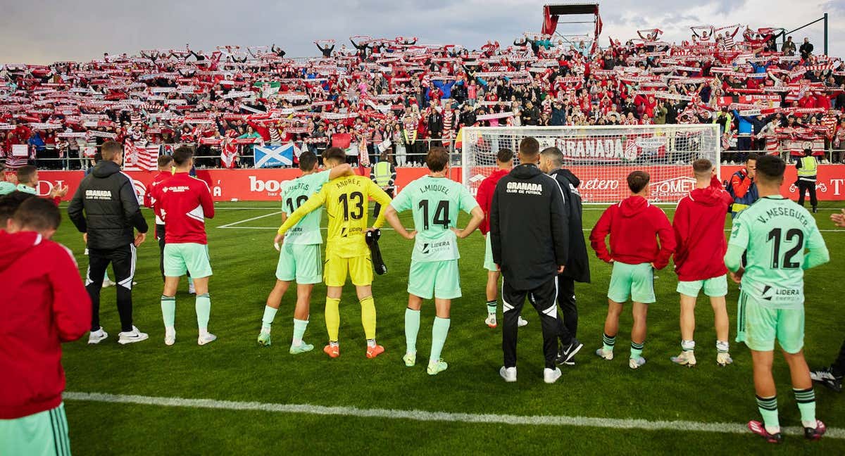 Los jugadores del Granada agradecen el apoyo de su afición tras ganar en Anduva. /EFE