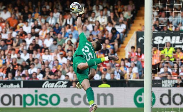 Paradón de Mamardasvhili ante el Madrid.  AFP