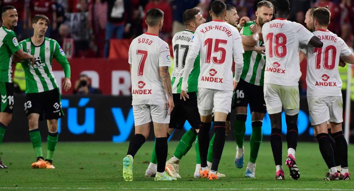 Luiz Felipe se lleva a Miranda, mientras el resto de jugadores se enzarzan tras la dura entrada sobre Navas.