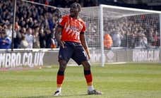Desde el fútbol no profesional con el Luton: Mpanzu roza la Premier con una trayectoria histórica