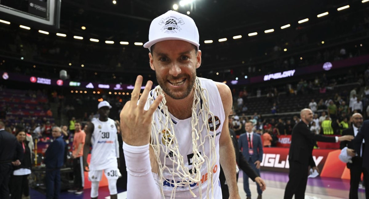 Rudy Fernández, con la red al cuello, tras ganar su tercera Euroliga.
