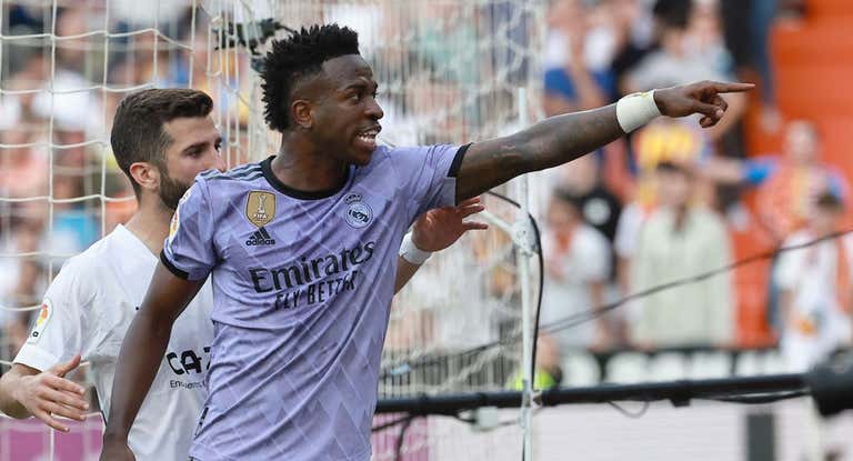 Vinicius señala al aficionado que lo insultó.