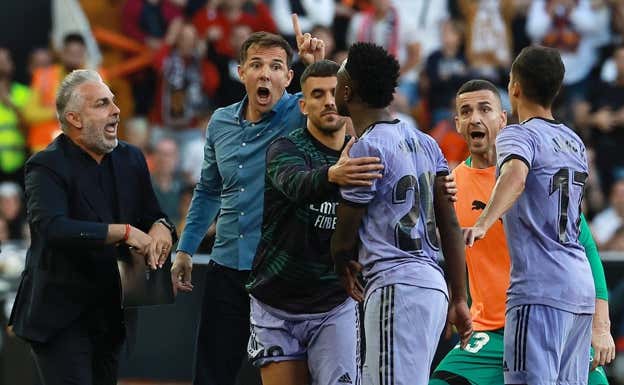 Vinicius, yéndose del césped de Mestalla tras ser expulsado.  AFP
