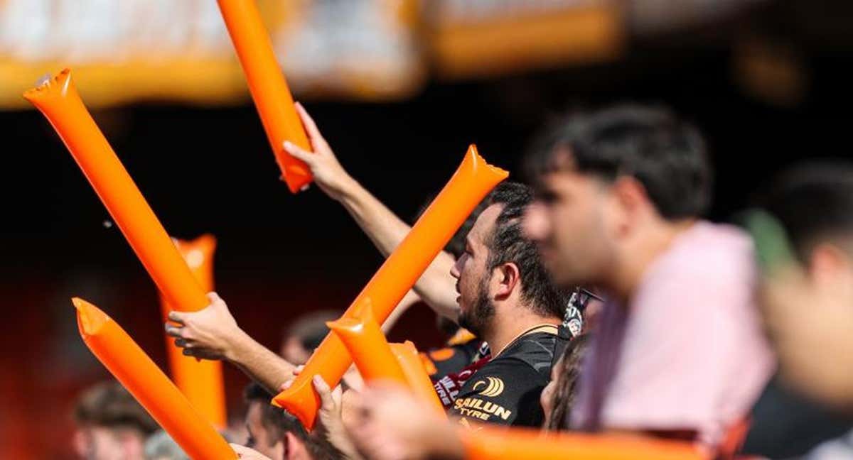 Varios aficionados del Valencia en Mestalla. /EP.