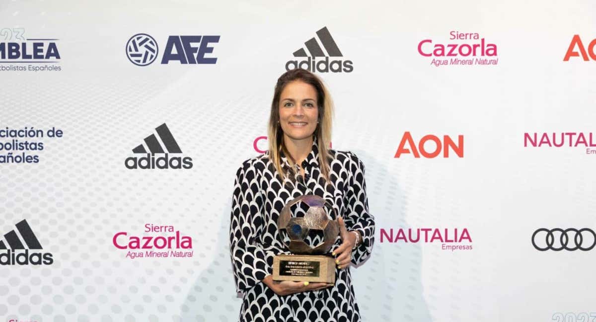 Leti Méndez recoge un premio de AFE.