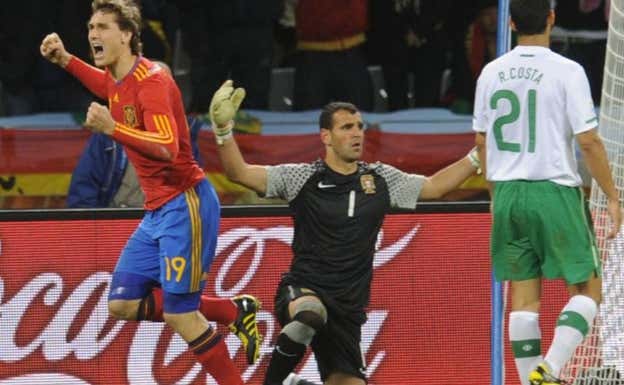 Fernando Llorente celebra un tanto ante Portugal en el Mundial de Sudáfrica.  EFE
