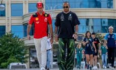 ¿Lewis Hamilton y Carlos Sainz juntos en Ferrari? Los italianos no le quitan el ojo al inglés