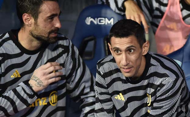 Di María, en el banquillo de la Juventus.  REUTERS