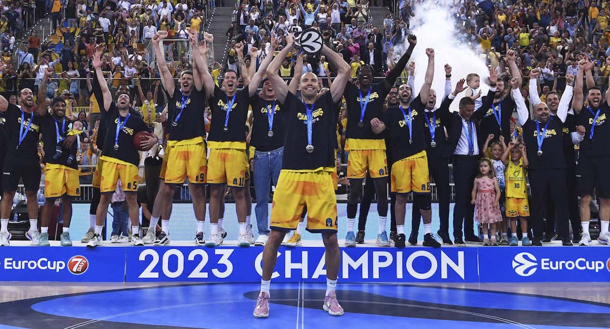 La plantilla de Gran Canaria celebra su reciente título de Eurocup.