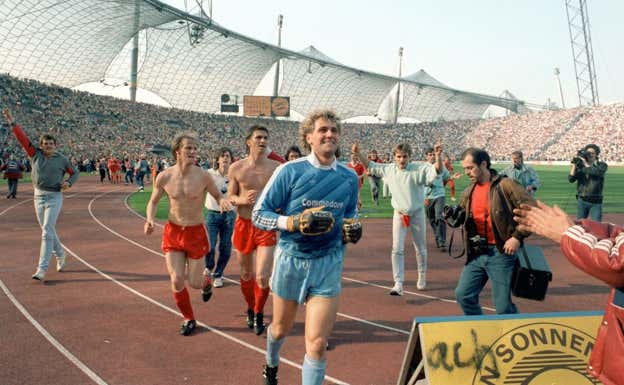 Pfaff celebra con sus compañeros el título de campeón de la liga alemana en 1986.  GETTY