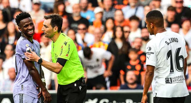 Competición deja sin sanción la roja a Vinicius y clausura 5 partidos la grada Kempes