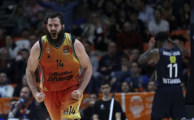 Bojan Dubljevic celebra una canasta esta temporada en Euroliga. Getty