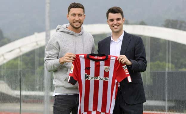 De Marcos y Mikel González posan en Lezama tras la renovación. Athletic Club