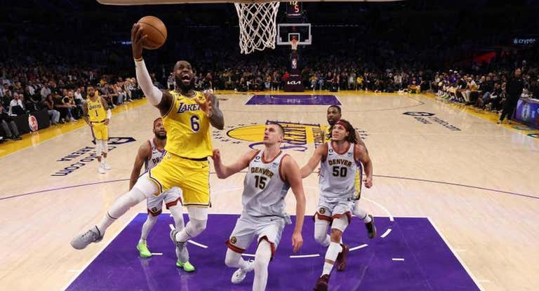 LeBron James entra a canasta ante Jokic en el cuarto partido de la serie ante los Nugetts.