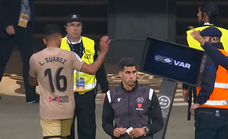 El VAR expulsa a Luis Suárez y él se venga... ¡tirando la pantalla!
