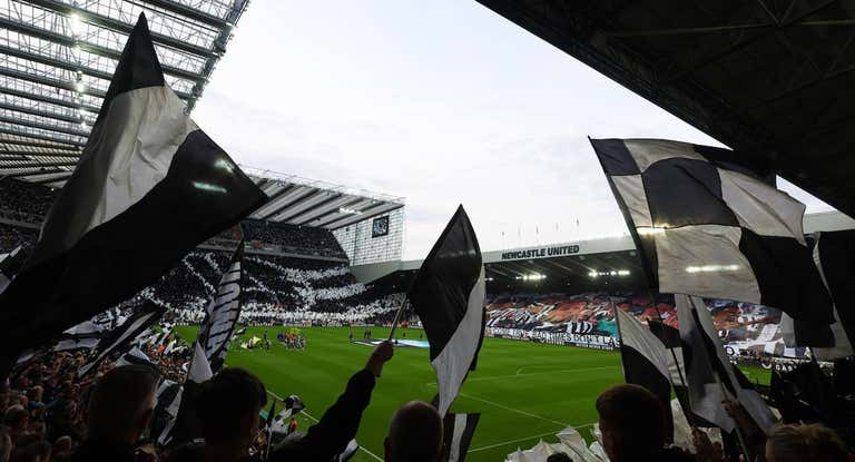 Así lucía St James' Park celebrando la clasificación para Champions League.