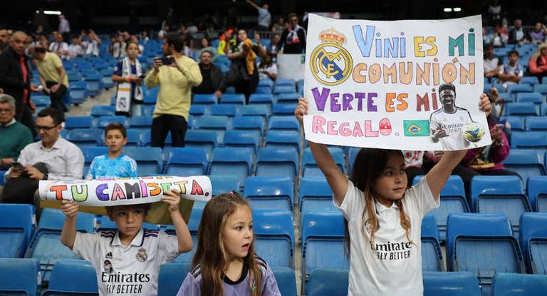 Pancartas en homenaje a Vinicius.