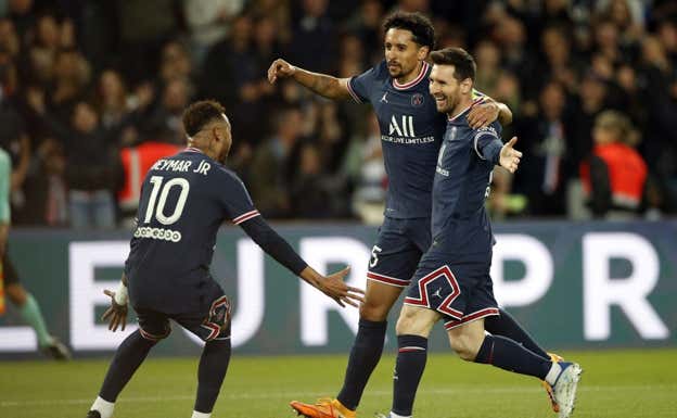 Marquinhos celebra un gol con Neymar y Messi.  EFE