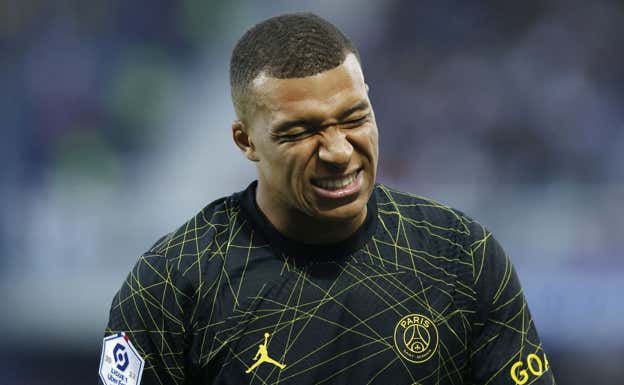 Mbappé se lamenta durante un partido.  REUTERS