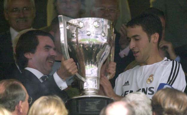 Aznar entrega la copa de campeón de Liga a Raúl en el año 2003.  EFE