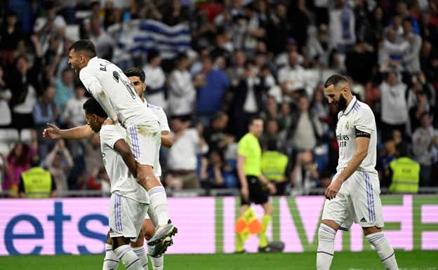 Ceballos felicita a Rodrygo, con Benzema cabizbajo.  AFP