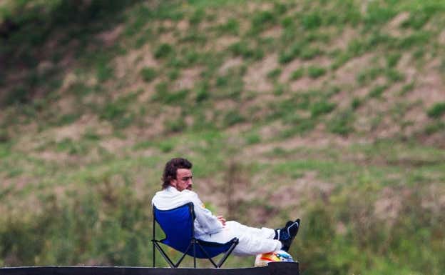 Fernando Alonso, tumbado tras abandonar los libres 2 del GP de Brasil 2016. F1
