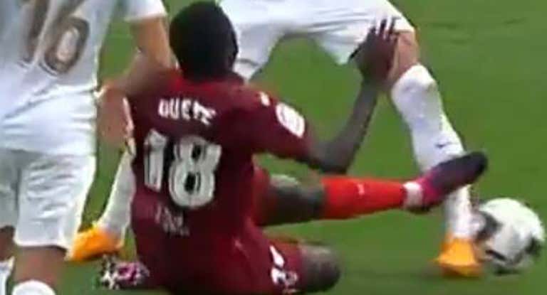 Captura de televisión de la dura entrada de Pape Gueye sobre Boyé.