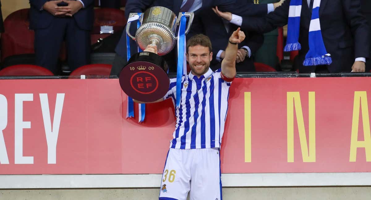 Illarramendi levanta la Copa del Rey conseguida por la Real Sociedad en 2021./Twitter: @realsociedad