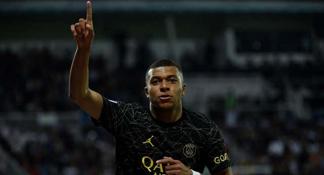 Kylian Mbappé da una nueva vuelta de tuerca a un futuro indescifrable
