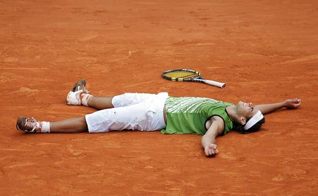 Nadal celebra su primer Roland Garros, en 2005.  AFP