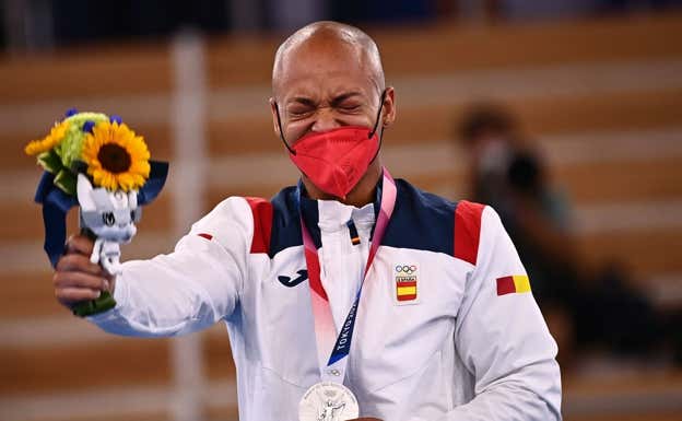 Ray Zapata, en el podio olímpico tras conseguir la medalla de plata en Tokio. AFP