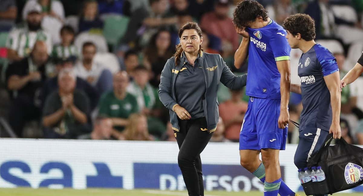 Enes Unal, se retira lesionado del Villamarín.