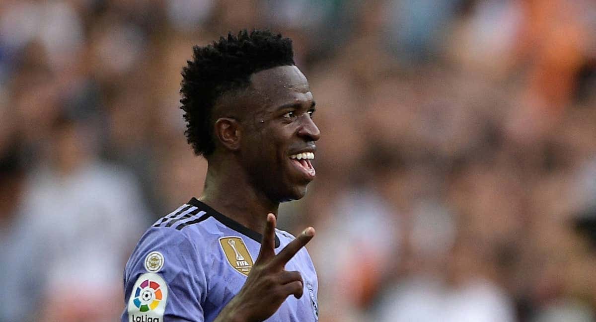 Vinicius hace un gesto a la afición del Valencia./Reuters
