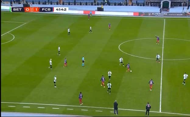 De Jong como mediocentro ante el Betis, junto a Pedri y Gavi, recibiendo donde hay espacio.