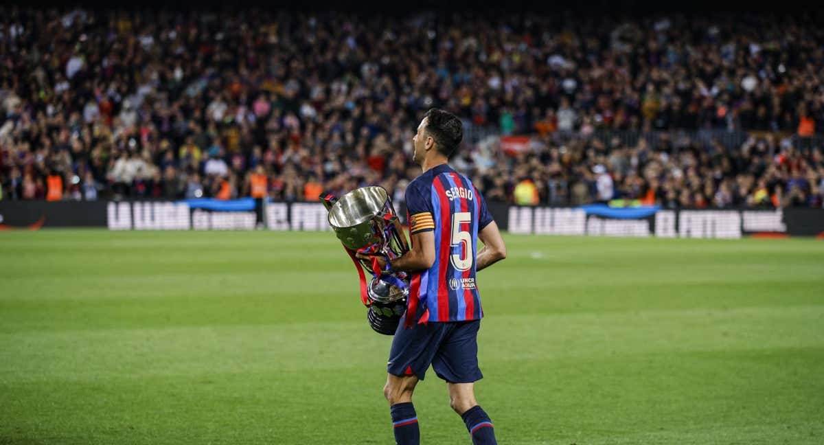 Sergio Busquets con el título de Liga.