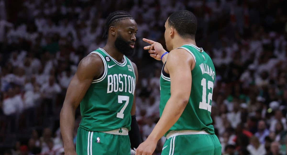 Jaylen Brown y Grant Williams./Reuters
