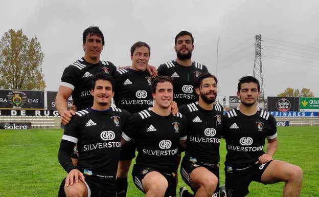 Pablo Silva con parejas de hermanos y primos en El Salvador. M.A. Torres
