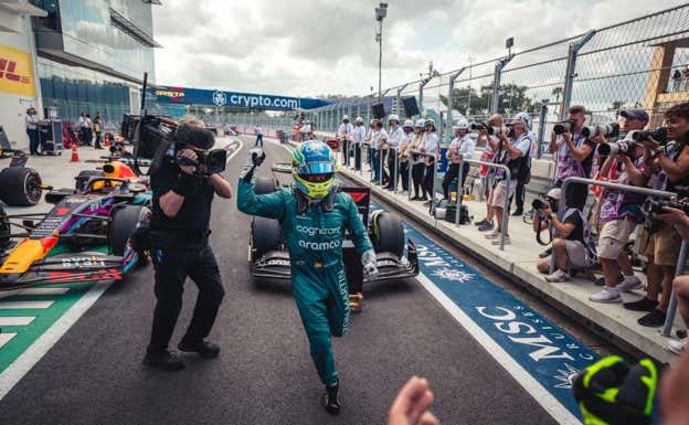 Fernando Alonso, celebra el podio del GP de Miami 2023.  Aston Martin