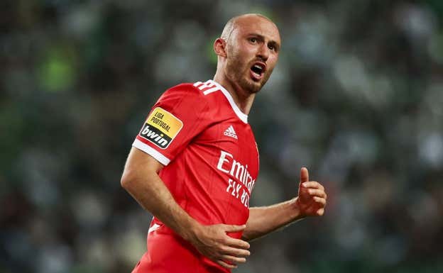 Aursnes destacó en varias posiciones. EFE/EPA/JOSE SENA GOULAO