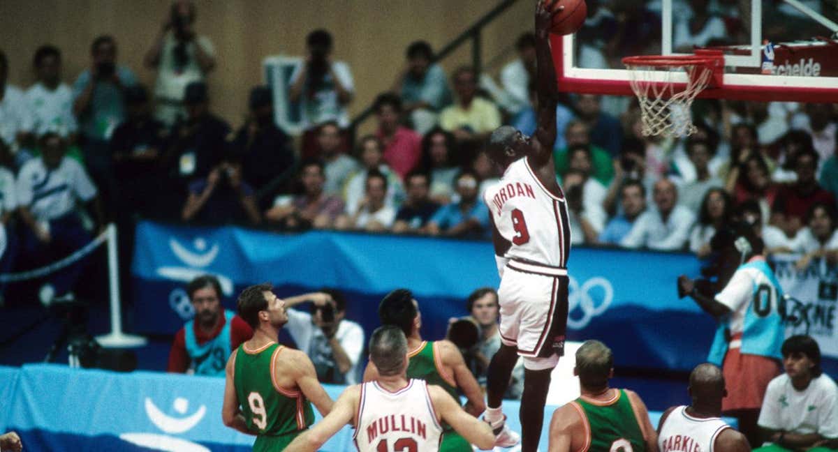 Michael Jordan se eleva frente a Lituania en Barcelona 92. /GETTY