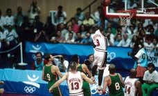 Tres millones por una camiseta de Michael Jordan recogida del suelo: Karl Malone dispara la nostalgia por el Dream Team