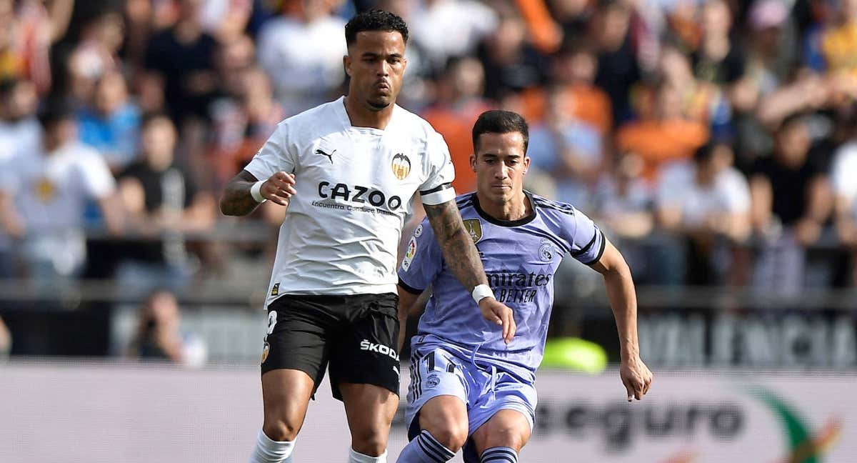Kluivert, durante el último partido ante el Real Madrid. /REUTERS