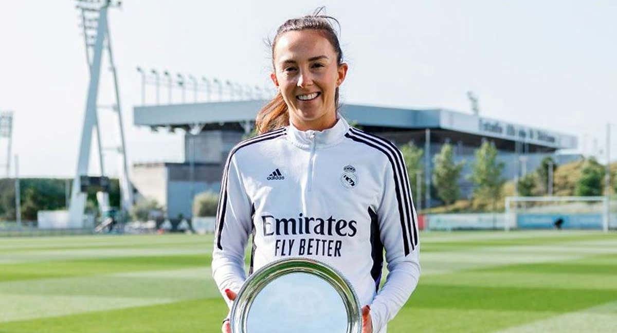 Caroline Weir, jugadora del Real Madrid, posa con el premio a mejor jugadora escocesa del año. /REAL MADRID FEMENINO