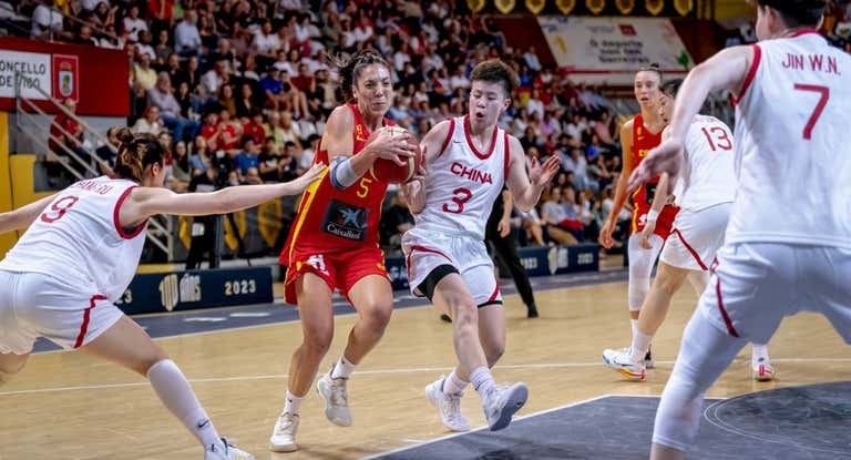 Cristina Ouviña, en una acción ante China.