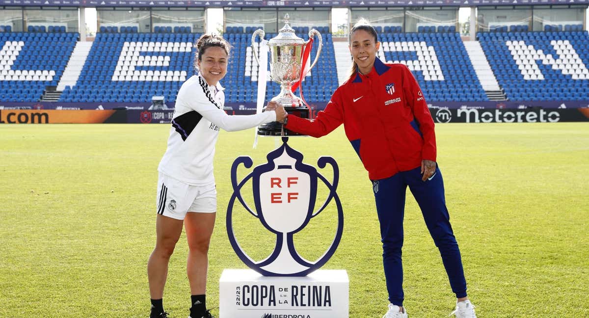 Ivana Andrés, capitana del Real Madrid, y Lola Gallardo, del Atlético, posan con la Copa antes de la final. /RFEF