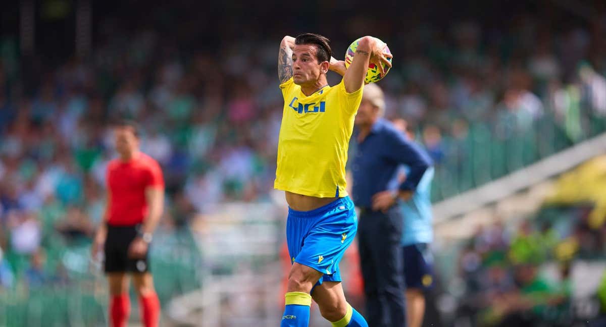 Luis Hermández saca de banda en un Elche - Cádiz de la presente temporada./Getty