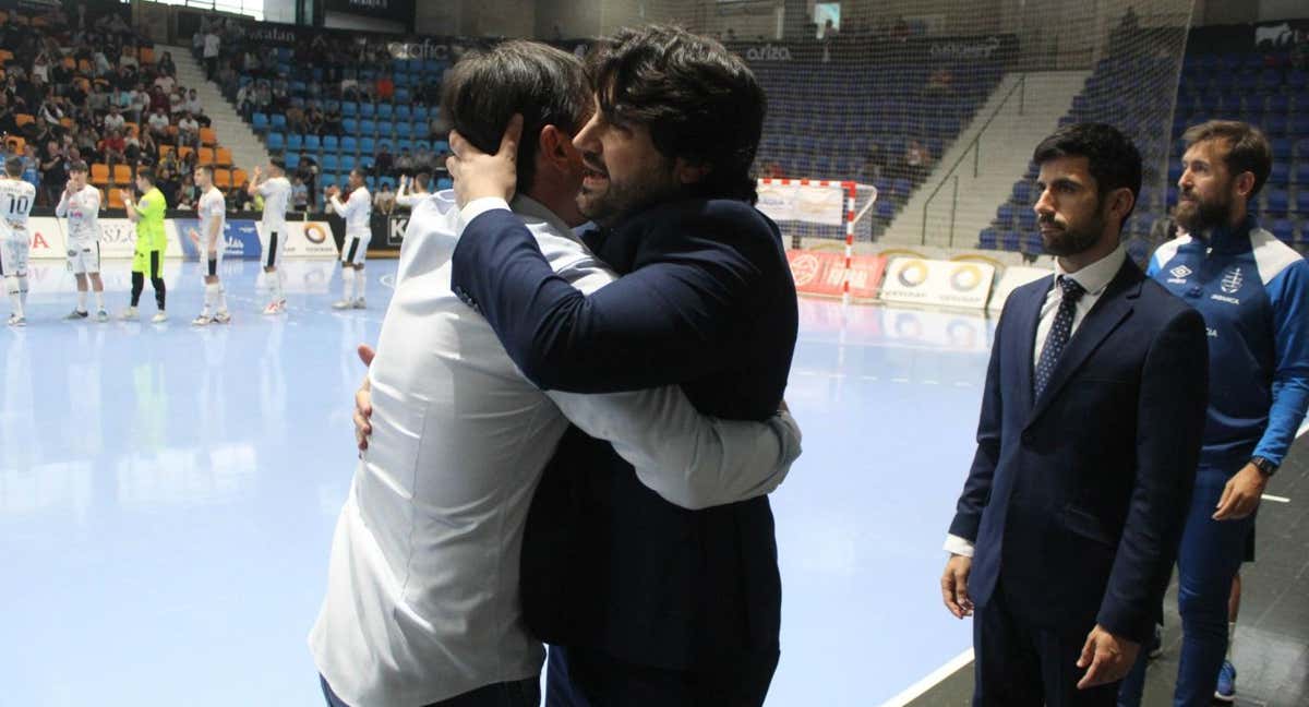 Marlon Velasco, entrenador del Noia, se abraza con Imanol Arregui, técnico del Osasuna Magna, en un partido en Anaitasuna. /RELEVO