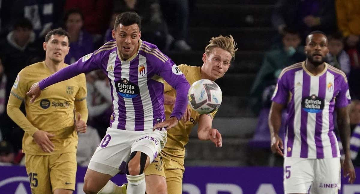 Óscar Plano y Frenkie de Jong se disputan el balón en el Real Valladolid - Barcelona, con el Barça con LaLiga ya ganada./QUAY: CÉSAR MANSO / AFP