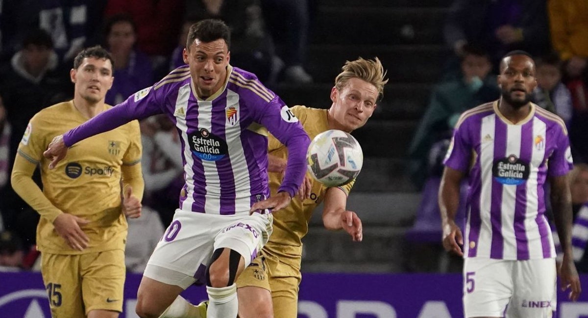 Óscar Plano y Frenkie de Jong se disputan el balón en el Real Valladolid - Barcelona, con el Barça con LaLiga ya ganada.